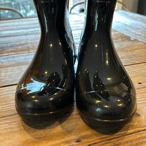 UGG rain boot. Size 8. - Picture 7 of 7